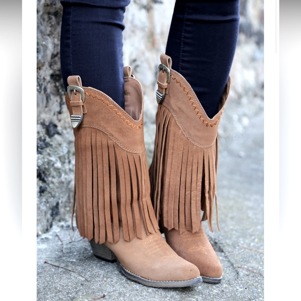 8 1/2 Suede fringe western boot.  Excellent condition.  Neutral beige